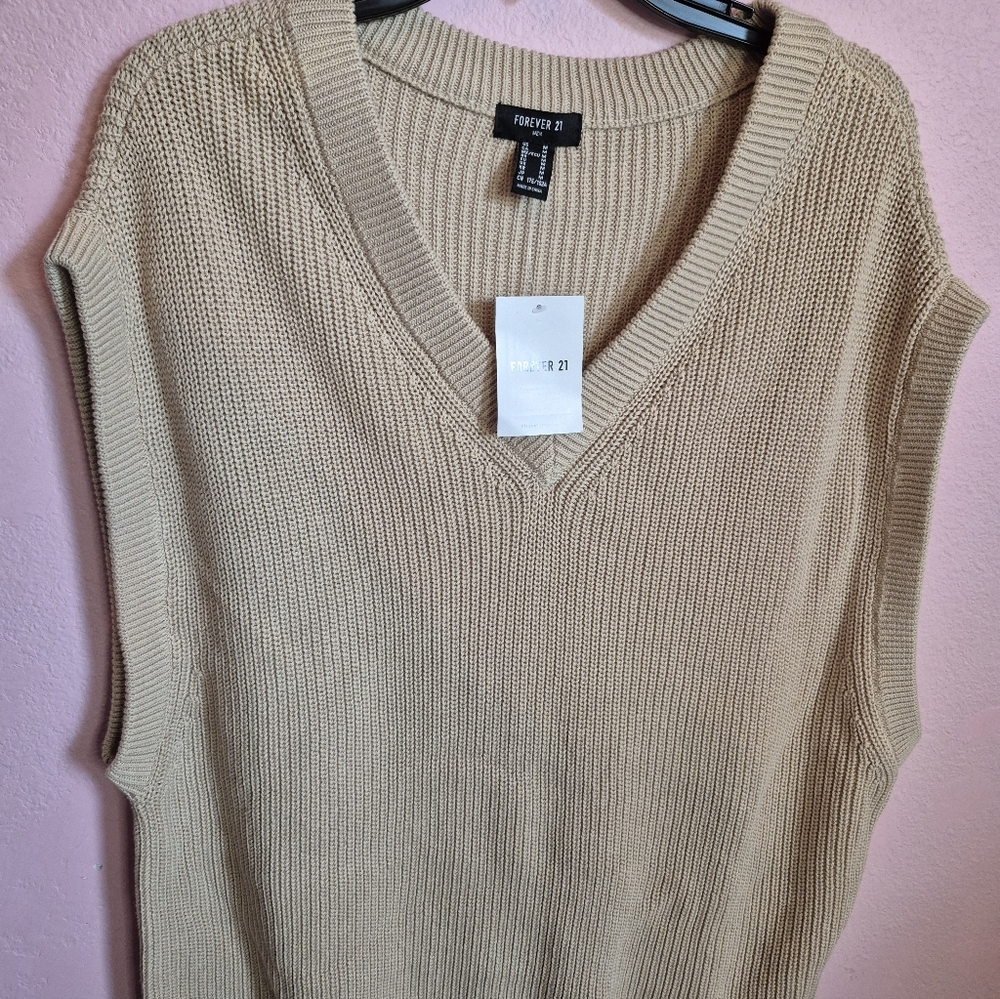 Forever 21 Men's Beige V-Neck Sweater